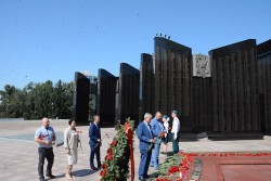 Уполномоченный по правам человека в Хабаровском крае возложил цветы к Вечному огню Мемориального комплекса на площади Славы в г. Хабаровске